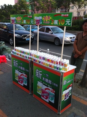 热销展台助力品牌推广 食品饮料快消品促销桌与试吃台特价供应解析